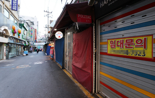 15일 오전 서울 남대문시장이 한산한 모습이다. 문재인 대통령은 지난 14일 중소상공인과 자영업자 지원에 대해서 "3차 재난지원금 예산이 신속히 집행되도록 속도를 높여달라"고 주문했다. 연합뉴스